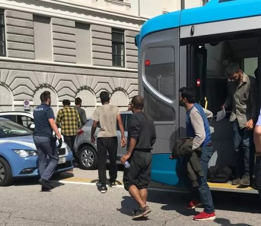 Policisti PU Koper obravnavali samo 10 % migrantov na svojem območju