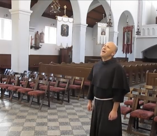 VIDEO: Najboljši pevec med slovenskimi župniki?