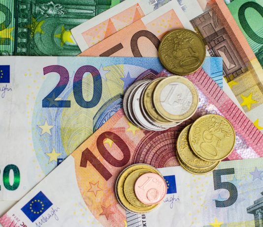 V ponedeljek bo prejemnikom socialne pomoči in varstvenega dodatka izplačanih še 150 evrov