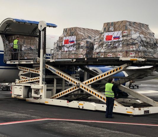 FOTO: Kitajska Sloveniji donirala 12 ton zaščitne opreme