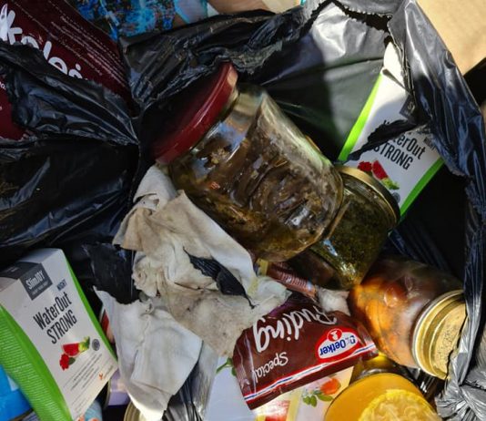 Pred Rdečim križem v Piranu v smetnjak odvrgli nedotaknjena živila