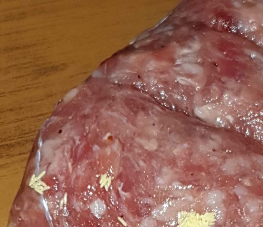 Koprski najboljši sosed mu je prodal čevapčiče s črvi