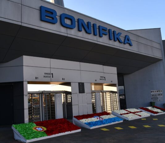 (FOTO) Evropsko prvenstvo v nogometu: koprsko Bonifiko odeli v cvetje