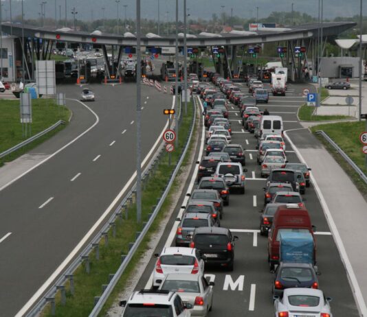 Od prvega aprila na Hrvaško brez negativnega PCR potrdila lahko vstopijo le cepljeni in preboleli