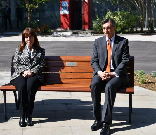 (FOTO) Pahor in Sakellaropoulouva v Kopru odkrila klop slovensko-grškega prijateljstva
