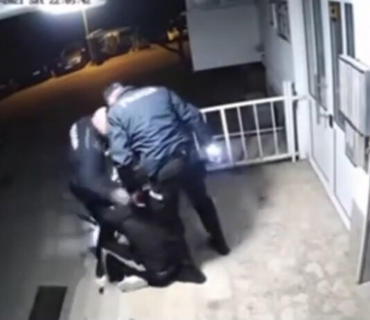 (VIDEO) Policista v Mostarju brutalno premlatila 30-letnika, ki je kršil policijsko uro