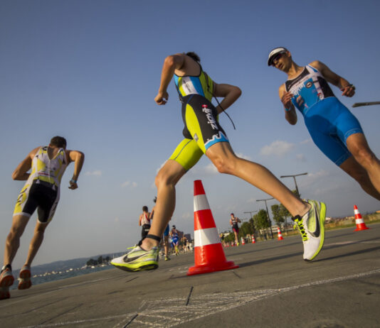 V Kopru zapeljal na traso triatlonske tekme, v avtomobil so trčili štirje kolesarji