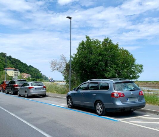 Parkiranje pri avtokampu v Strunjanu je od danes plačljivo