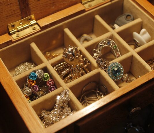 Pazite se goljufivcev, ki prodajajo lažen zlat nakit