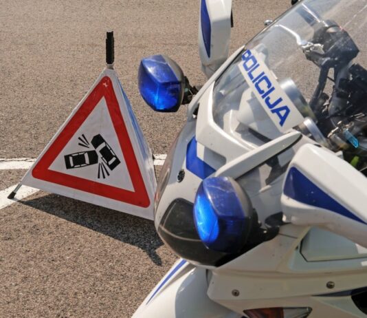 Ste videli prometno nesrečo na Vanganelski? Policija išče pobeglega mopedista