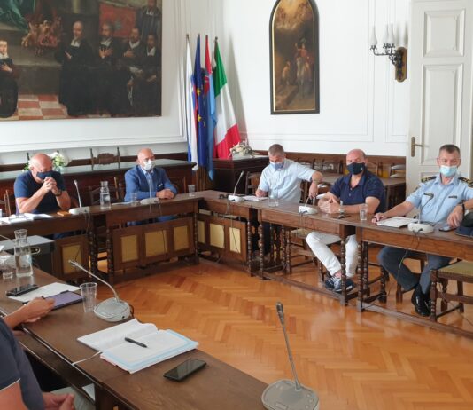 Piranski župan za pomoč pri reševanju turistične sezone zaprosil policijo