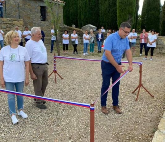 (FOTO) Na Pomjanu otvorili mrliško vežico, razgledno ploščad in sanirano cesto