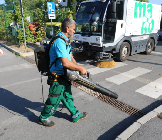 V Kopru preizkušajo nove električne pihalnike za čiščenje