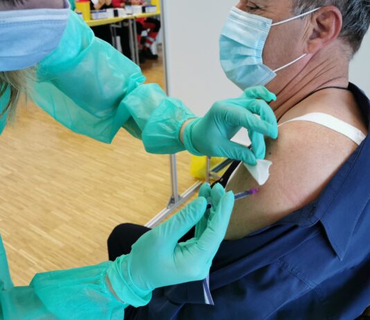 Neverjeten naval na cepljenje: ZD Koper bo cepil tudi v nedeljo