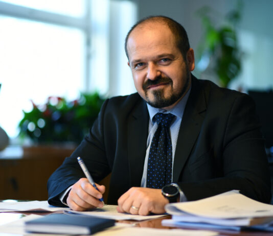 S ponedeljkom strožji ukrepi: prepoved zbiranja ljudi, omejevanje gostinskih dejavnosti