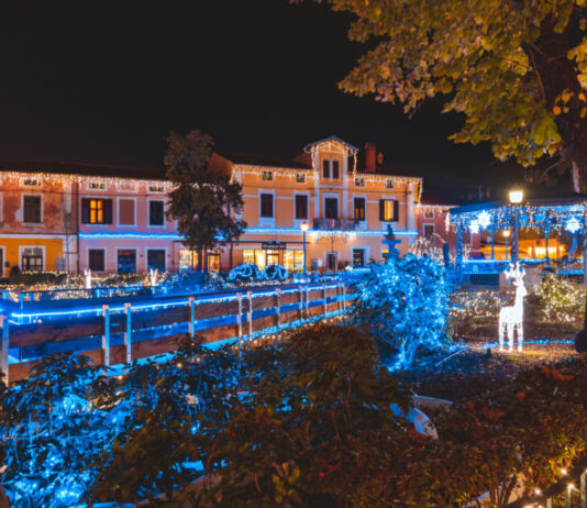 V Izoli prižgali praznične luči