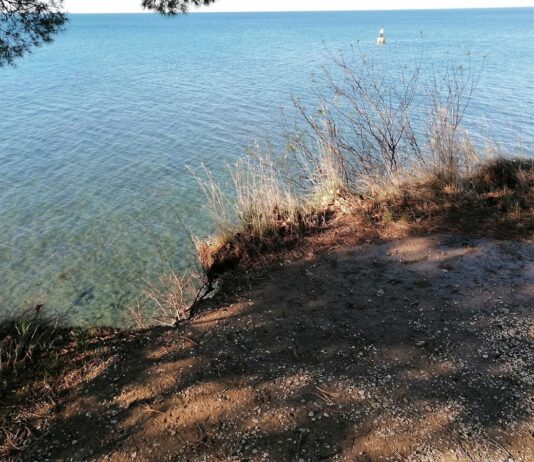 Opozorilo: nevarnost krušenja klifnega roba na Debelem rtiču