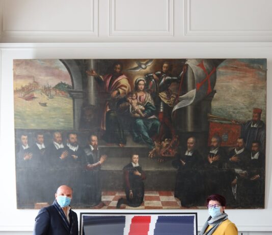 Ustvarjalka Lora Stokuća nakvačkala grb Občine Piran