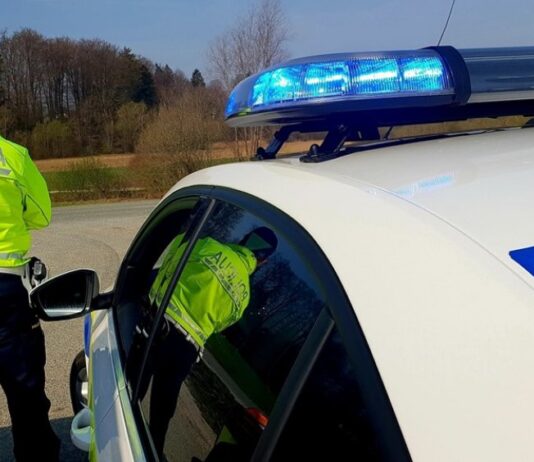 Z 240 kilometri na uro bežala pred policisti, torbo s konopljo odvrgla kar na avtocesto