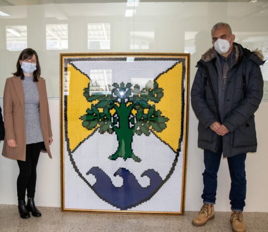 Urška Semenič nakvačkala grb ankaranske občine